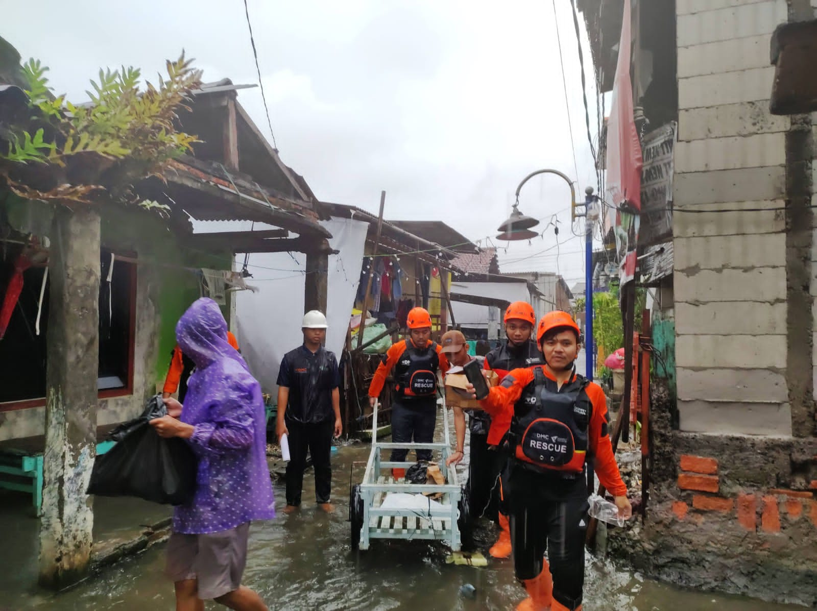 Dompet Dhuafa Respon Banjir Rob Di Sepanjang Jalan Pantura Hadirkan