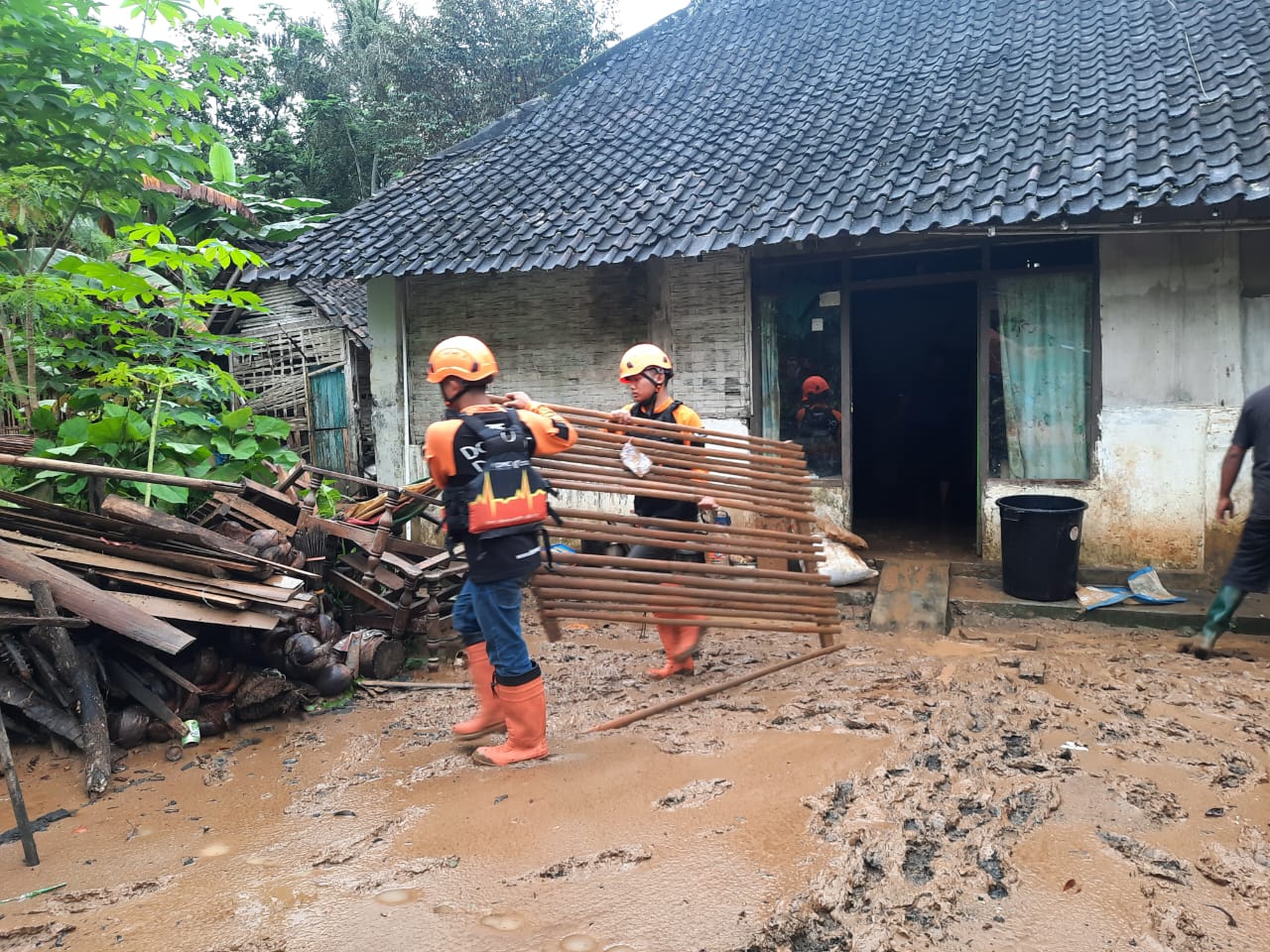 DMC Dompet Dhuafa Respon Banjir Bandang Di Kabupaten Malang