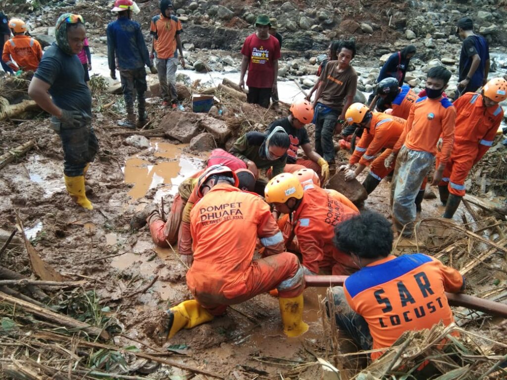 Berhasil Evakuasi Semua Korban Banjir Bandang, Dompet Dhuafa Membagi ...