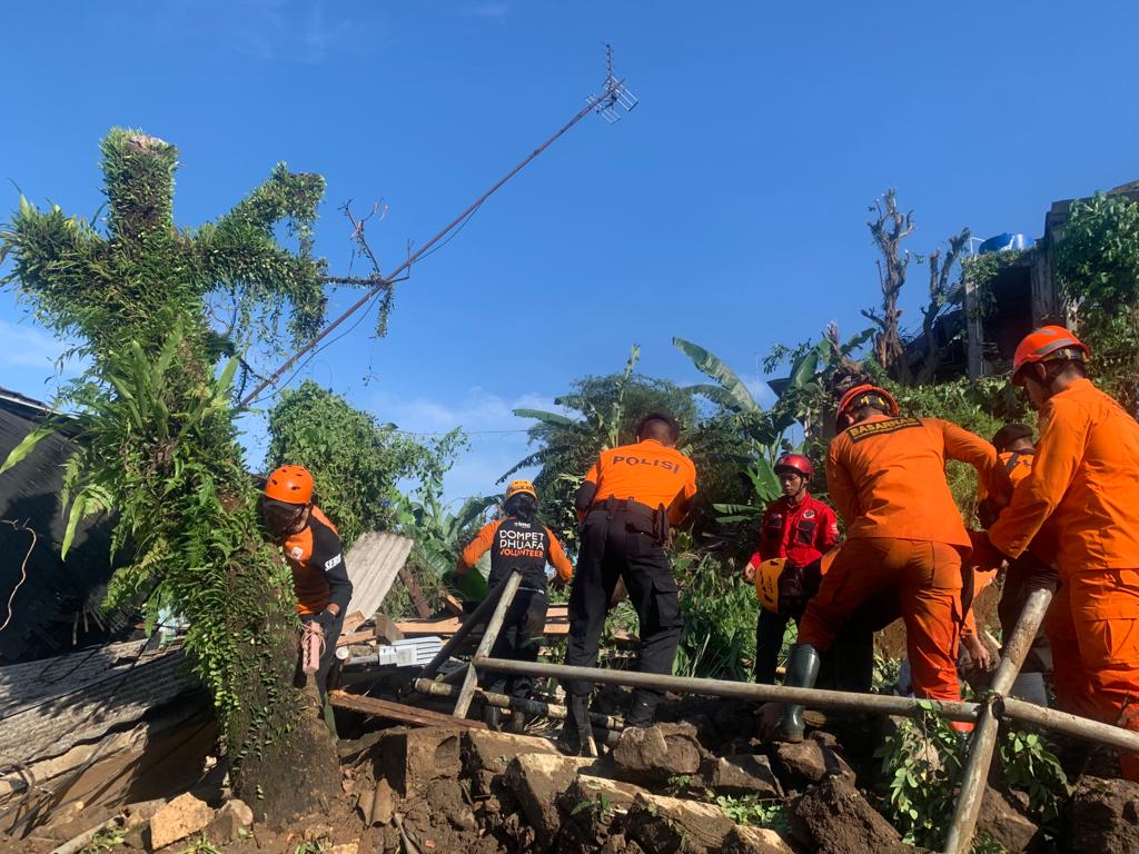 Joint SAR Team Finds Landslide Victim in Bogor City