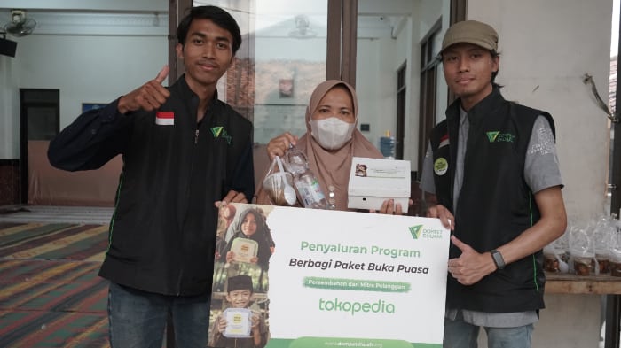 dompet-dhuafa-dan-tokopedia-bagikan-paket-buka-pesan