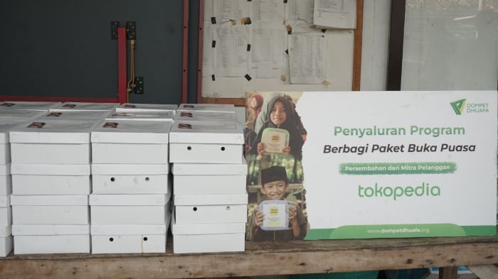 dompet-dhuafa-dan-tokopedia-bagikan-paket-buka-pesan