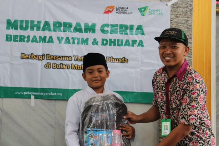 LPM Dompet Dhuafa Salurkan School Kit dan Santunan Guru Ngaji