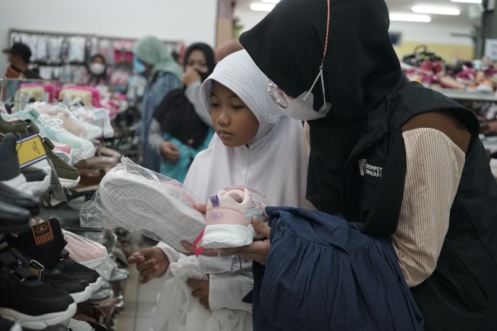 Dompet Dhuafa dan SD Adik Irma Belanja Bareng yatim