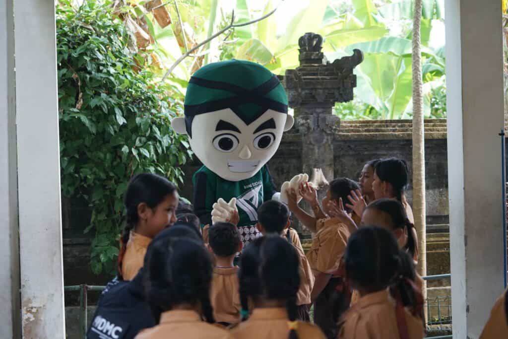 Edukasi sampah di SDN 05 Kesiman dalam kegiatan Voluntrip Waste Summit Bali