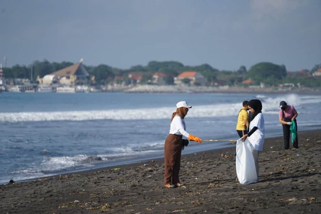 Aksi Kepung Sampah di Destinasi Wisata Bali