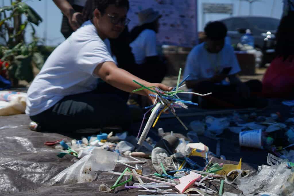 Aksi Kepung Sampah di Destinasi Wisata Bali