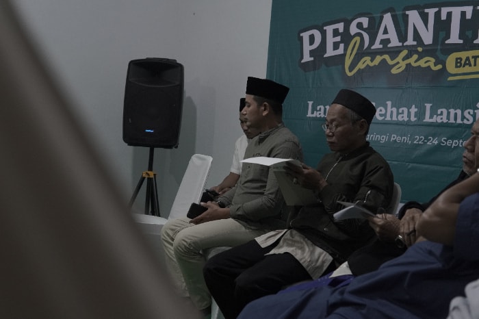 Kegiatan berkebun di Pesantren Lansia Dompet Dhuafa