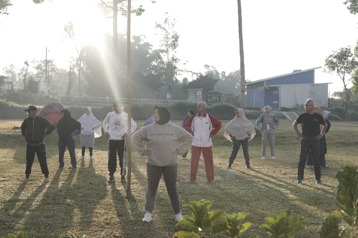 Kegiatan berkebun di Pesantren Lansia Dompet Dhuafa