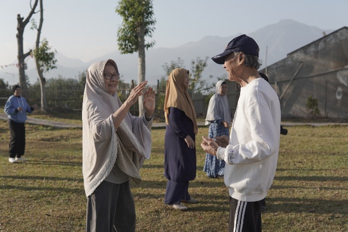 Kegiatan berkebun di Pesantren Lansia Dompet Dhuafa