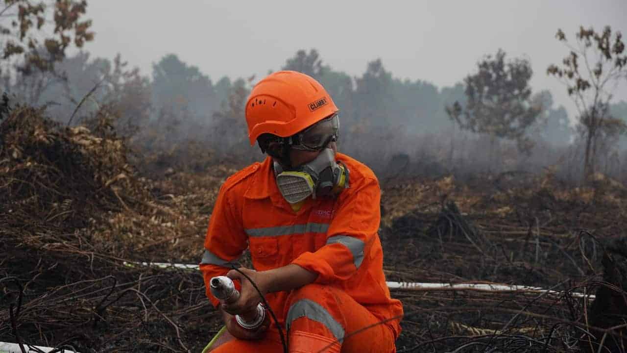 Relawan Pemadam Api Pontianak Rendy Akbar