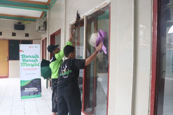 Aksi Bersih-Bersih Masjid