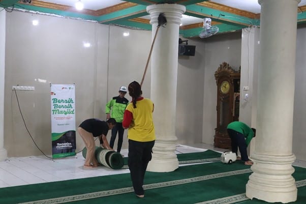 Aksi Bersih-Bersih Masjid