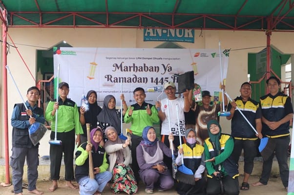 Aksi Bersih-Bersih Masjid