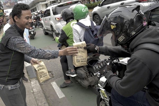 Dompet Dhuafa Tebar 500 Takjil untuk masyarakat dan pengendara yang melewati Jl Warung Jati Barat.