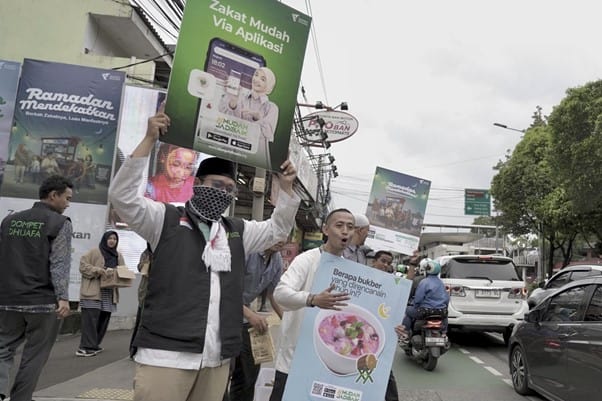 Dompet Dhuafa Tebar 500 Takjil untuk masyarakat dan pengendara yang melewati Jl Warung Jati Barat.