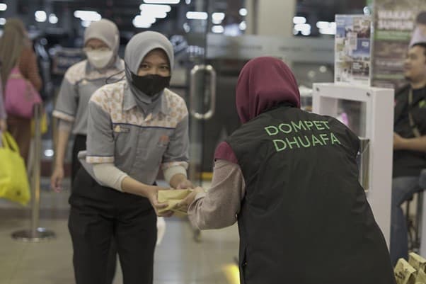 Berbagi Takjil di Botani Square