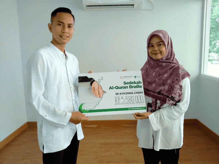 SD Avicenna Salurkan Bantuan Al-Qur'an Braille