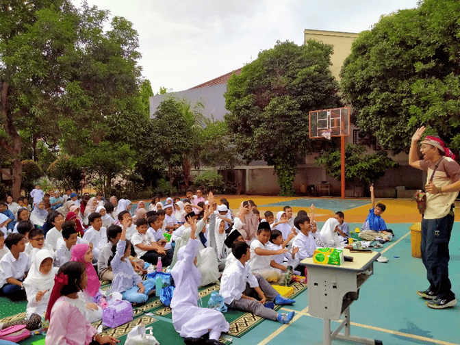 SD Avicenna Salurkan Bantuan Al-Qur'an Braille