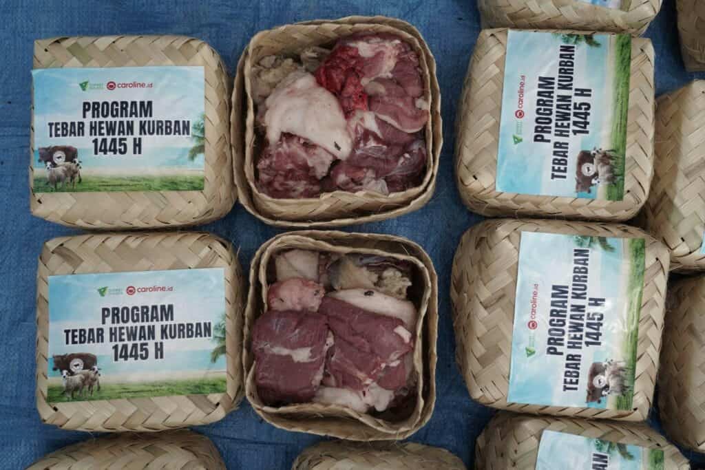 Daging kurban yang dikemas dalam besek rotan untuk dibagikan kepada penerima manfaat THK.