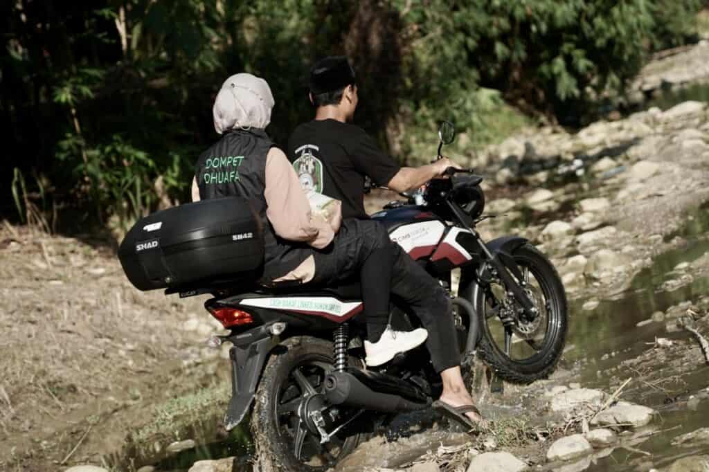 Belum ada jembatan penyeberangan, mengharuskan tim Dompet Dhuafa melalui jalur ekstrim saat melakukan penyaluran menggunakan sepeda motor roda dua, melintasi dua jalur sungai kering bebatuan dan naik-turun bukit terjal.