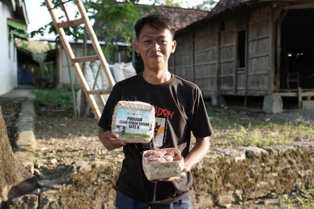 Senyum bahagia warga Dusun Kedung Udal, Desa Padas, saat menerima penyaluran daging kurban amanah Caroline.id.