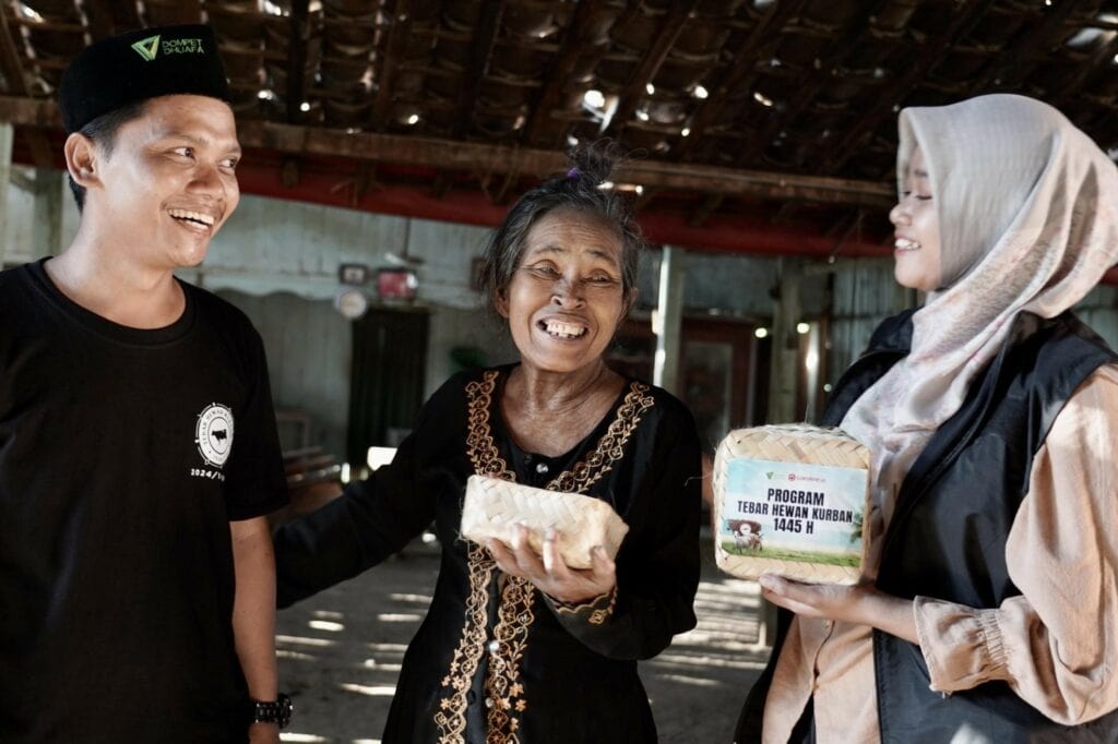 Senyum bahagia Mbah Suminem warga Dukuh Kedung Udal yang sudah pikun (pelupa) namun ingat Ustaz Nur Cholis dan menyapanya saat melakukan penyaluran daging kurban.