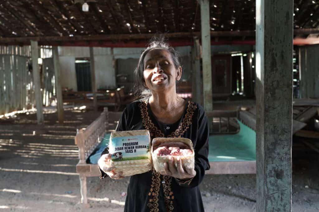 Senyum bahagia warga Dusun Kedung Udal, Desa Padas, saat menerima penyaluran daging kurban amanah Caroline.id.