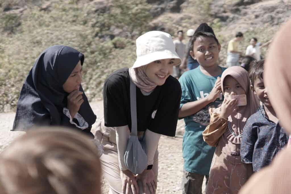 Nabila Ishma bersama anak-anak Rote Ndao.