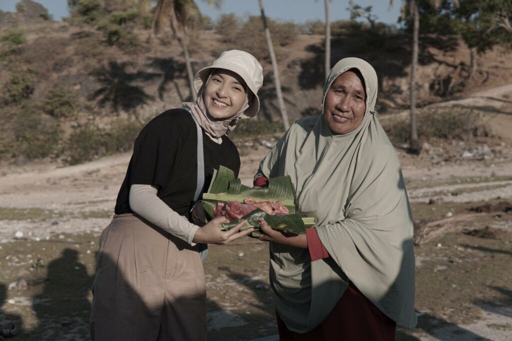 Nabila Ishma mengantarkan daging-daging kurban ke rumah-rumah warga Desa Papela, Rote Ndao, NTT.