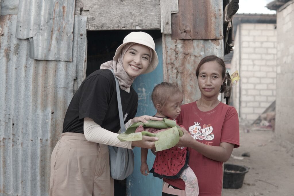 Nabila Ishma mengantarkan daging-daging kurban ke rumah-rumah warga Desa Papela, Rote Ndao, NTT.