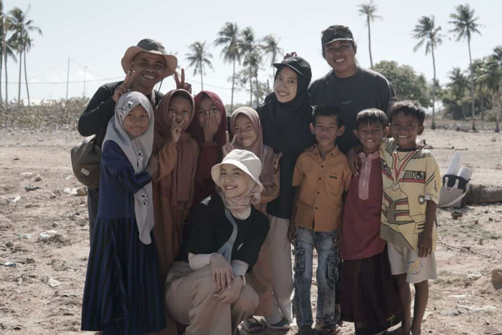 Nabila Ishma bersama anak-anak Rote Ndao.