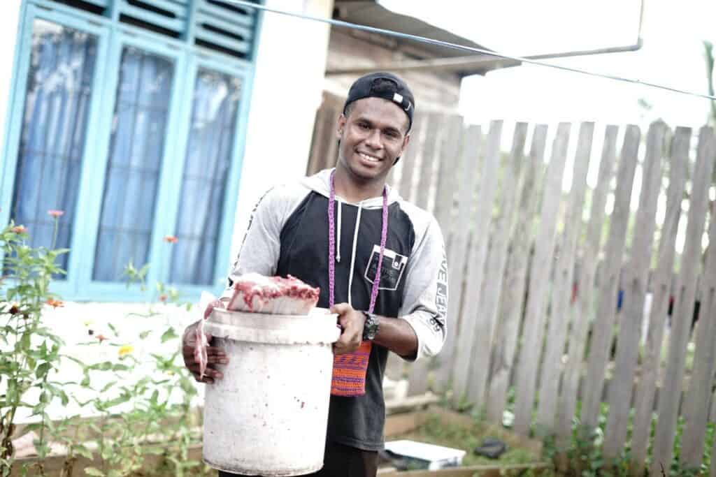 Masyarakat di Papua menerima daging kurban dari Dompet Dhuafa dan ROIS OJK.