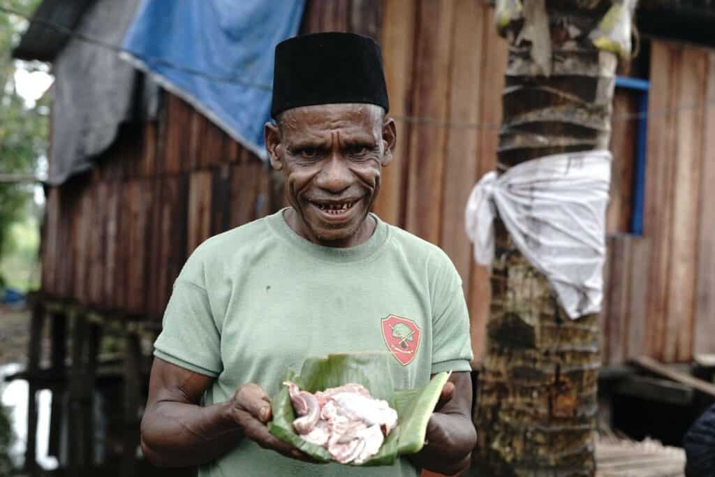 Masyarakat di Papua menerima daging kurban dari Dompet Dhuafa dan ROIS OJK.