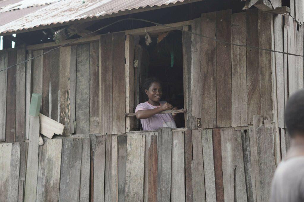 Masyarakat Lokal Papua yang tinggal di wilayah Kuruwato, tengah antusias melihat proses penyembelihan hewan kurban. 