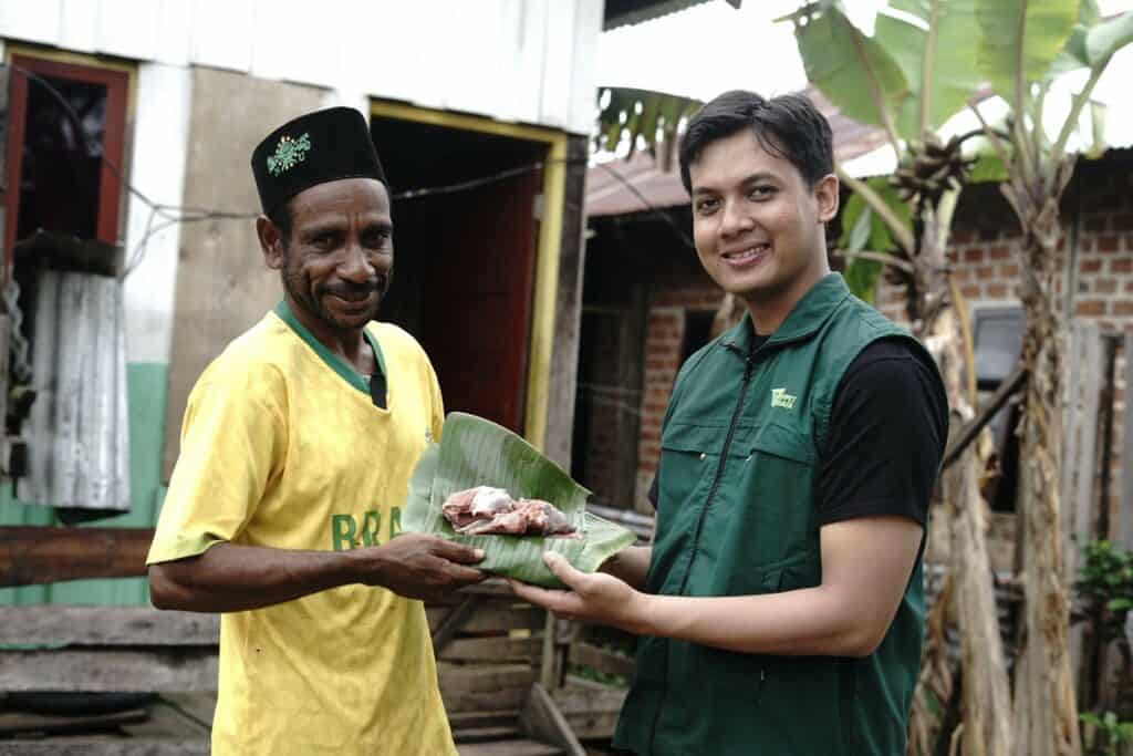 Senyum merekah terukir di wajah Basri Alkatiri, salah satu penerima manfaat program Tebar Hewan Kurban (THK) di Kuruwato, Distrik Mayamuk, Kabupaten Sorong, Papua Barat Daya. 