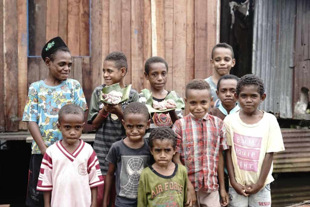 Anak-anak di Papua antusias menerima daging kurban dari Dompet Dhuafa dan ROIS OJK.