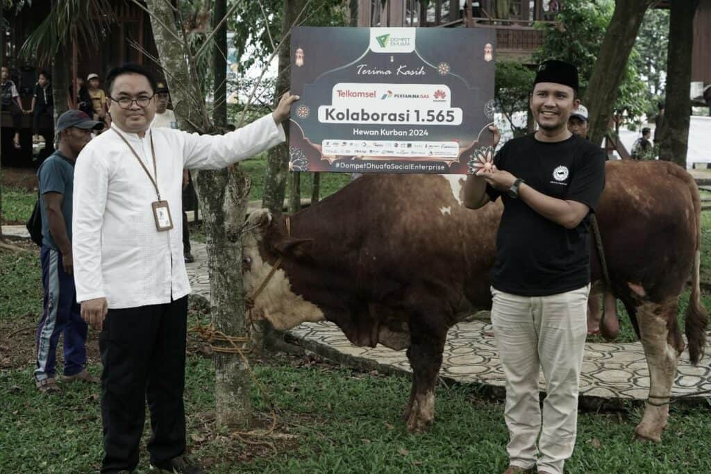 Penerimaan Hewan kurban dari mitra kurban kepada Armie Robie selaku Direktur Zona Madina Dompet Dhuafa.