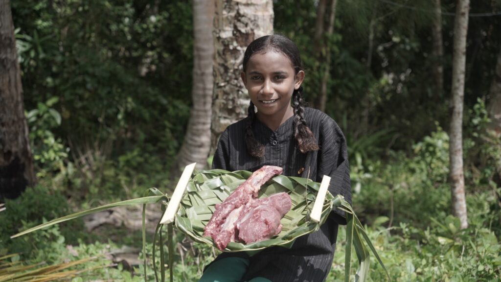 Warga Ohoidertawun menerima daging kurban yang diwadahi dengan Kamdada.