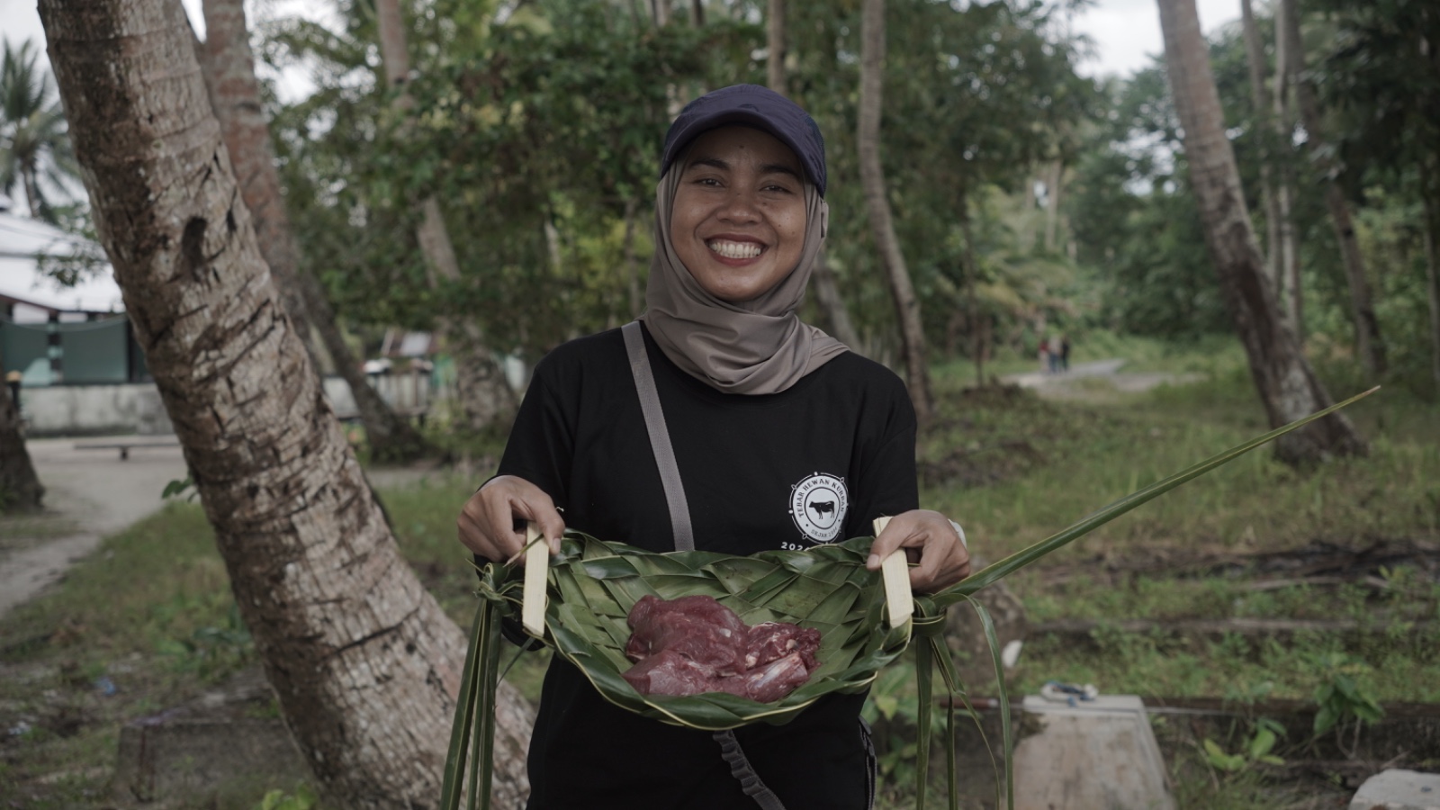 Mimi Campervan siap membagikan daging kurban dalam wadah Kamdada untuk warga Ohoidertawun.