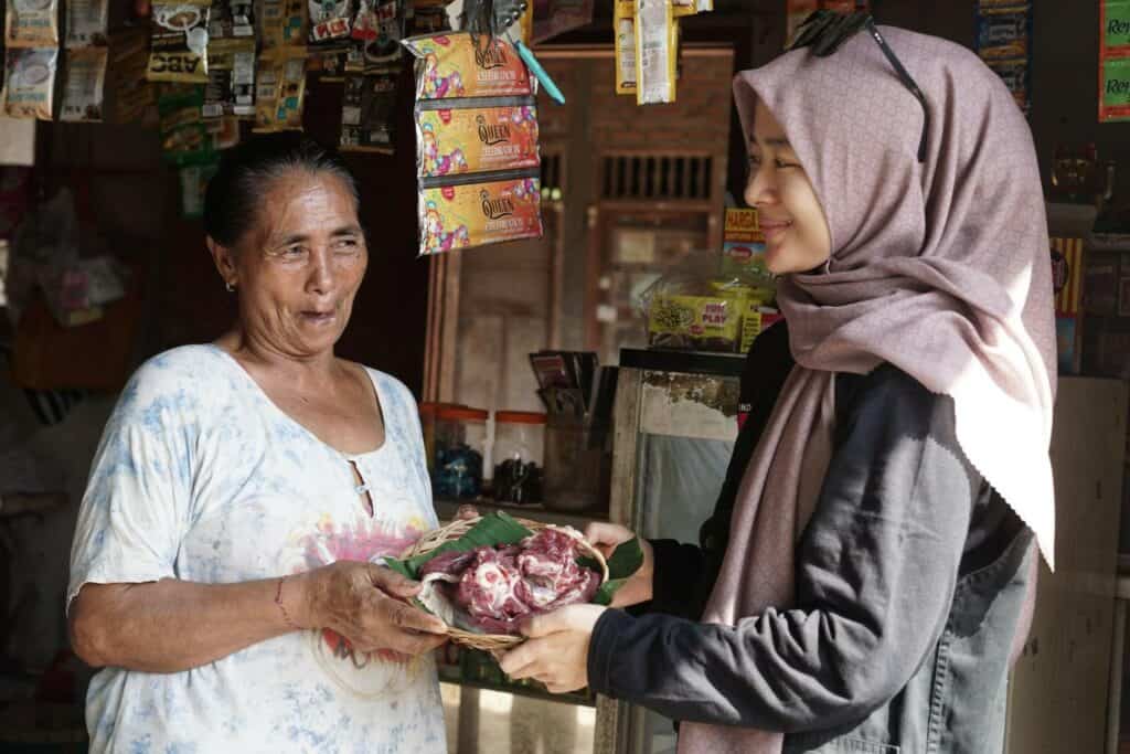 Mbok Suminten (60) merupakan seorang hindu sekaligus penerima manfaat daging kurban Dompet Dhuafa. Sebagai orang tua tunggal, sehari-harinya ia mengandalkan penghasilan dari warung sembakonya untuk menghidupi kedua anaknya.