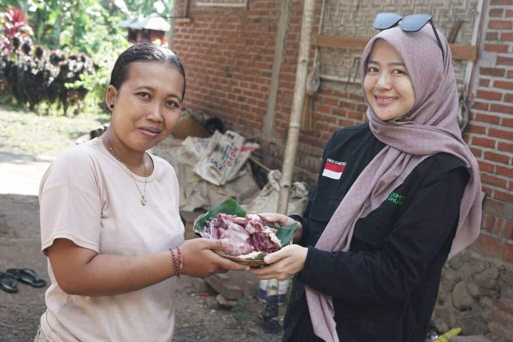 Niluh (42), seorang hindu yang merasakan program pemberdayaan ayam petelur milik Pesantren Mualaf Dompet Dhuafa dengan menjadi reseller telur ayam. Pada Iduladha 1445 H ini menjadi momen pertama kalinya menerima daging kurban.