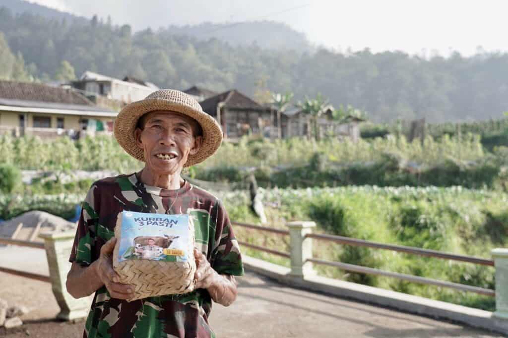 Senyum Kuswanto, petani tembakau, senang mendapat daging kurban THK 2024 Dompet Dhuafa pada hari Tasyrik pertama, Selasa (18/06/2024).