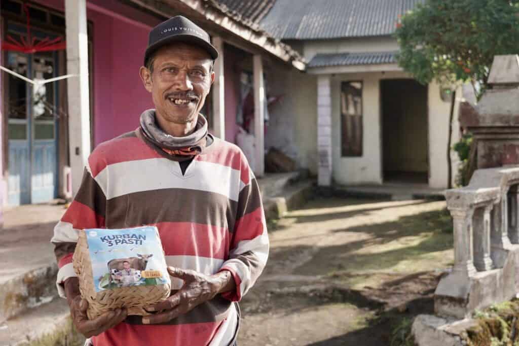 Senyum Diko, petani tembakau, senang mendapat daging kurban THK 2024 Dompet Dhuafa pada hari Tasyrik pertama, Selasa (18/06/2024).