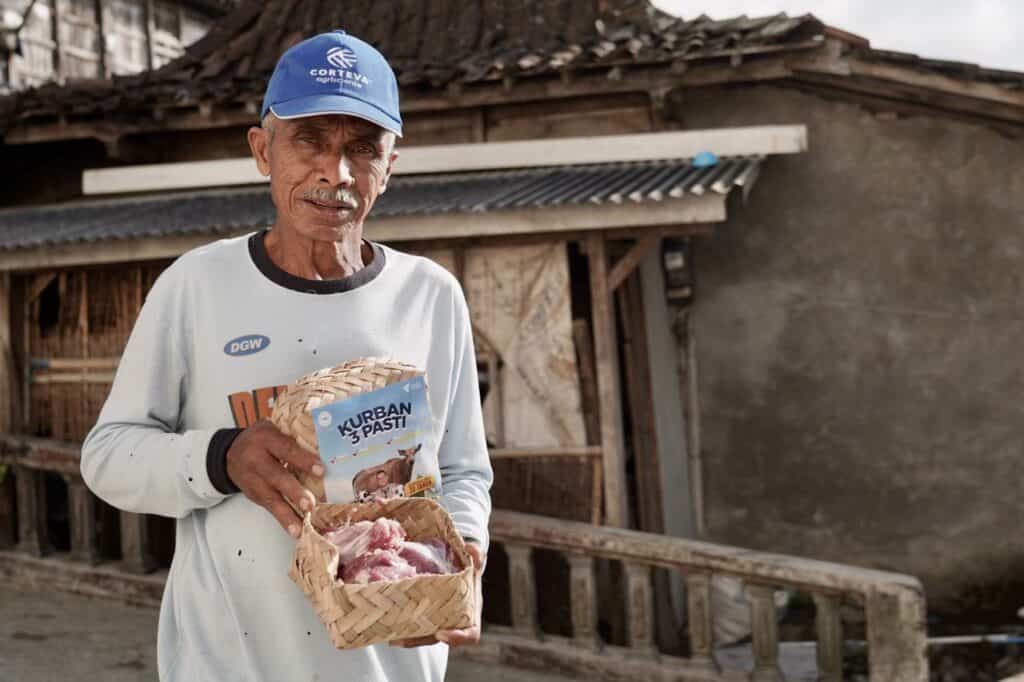 Senyum Sudimin, petani kubis, senang mendapat daging kurban THK 2024 Dompet Dhuafa pada hari Tasyrik pertama, Selasa (18/06/2024).