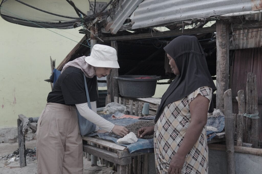 Tim Tebar Hewan Kurban Dompet Dhuafa bersama Nabila Ishma mengunjungi kediaman Arti untuk mengantarkan daging kurban.