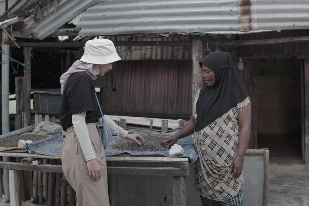 Tim Tebar Hewan Kurban Dompet Dhuafa bersama Nabila Ishma mengunjungi kediaman Arti untuk mengantarkan daging kurban.