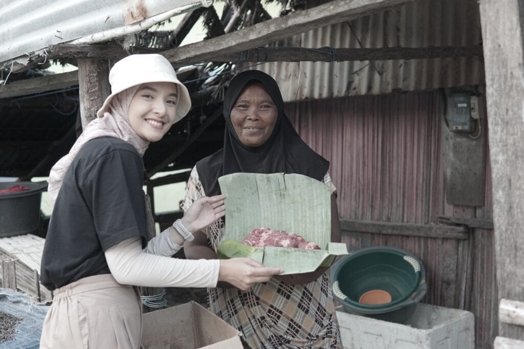 Ibu Arti senang mendapatkan daging kurban dari Tim Tebar Hewan Kurban Dompet Dhuafa dan Nabila Ishma.