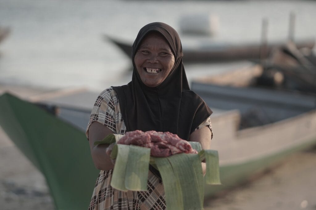 Ibu Arti senang mendapatkan daging kurban dari Tim Tebar Hewan Kurban Dompet Dhuafa dan Nabila Ishma.