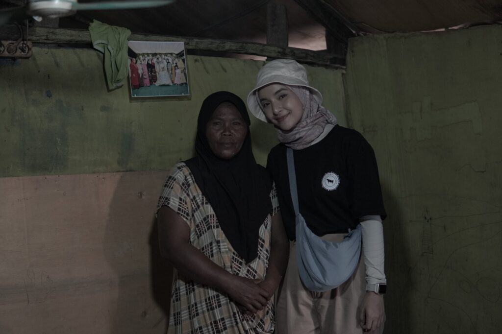 Tim Tebar Hewan Kurban Dompet Dhuafa bersama Nabila Ishma mengunjungi kediaman Arti untuk mengantarkan daging kurban.